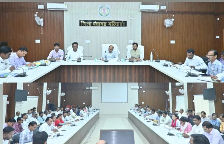 जिला पंचायत सभाकक्ष में कलेक्टर श्री उइके ने की गरियाबंद विकासखण्ड की समीक्षा सभी योजनाओं की प्रगति पर हुई व्यापक समीक्षा