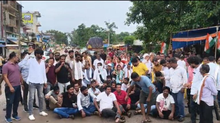 सूरजगढ़ माइंस के भारी वाहनों के खिलाफ कांग्रेस का चक्काजाम